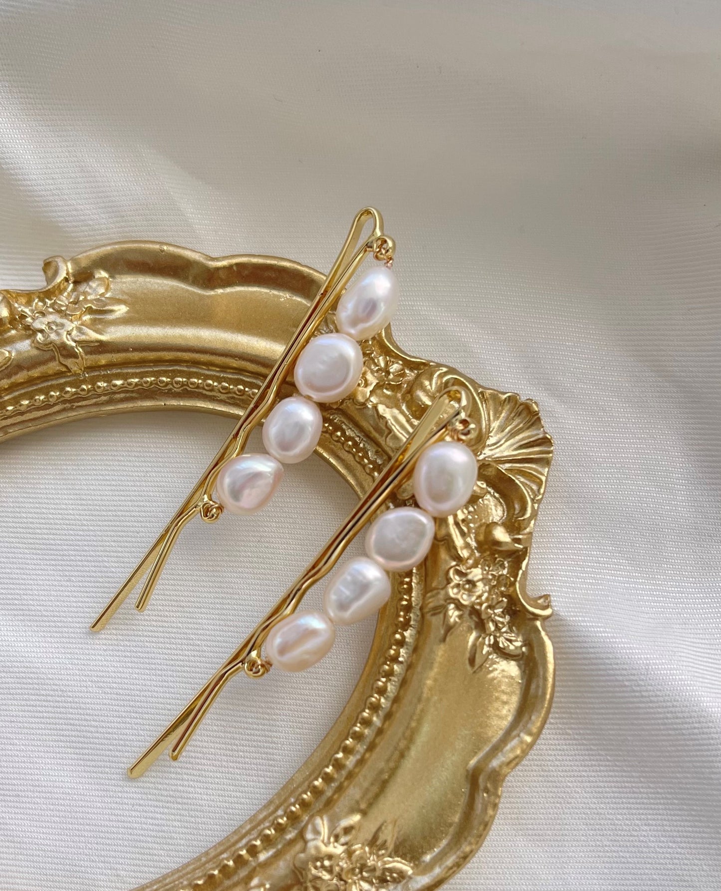 Vintage baroque pearl hair pins, a set of 2 minimalist barrette